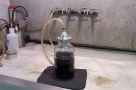 Deneyde kullanılacak lacak piknometreye kum katılarak işaretli seviyeye kadar su doldurulup tartılır. r.