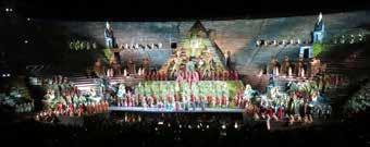 Zeffirelli nin yönettiği ve dekorlarını da yaptığı gözalıcı Aida, bundan önce Verona Arena da 2002-2006, 2010, 2015 yıllarının festivallerinde de yer almıştı.