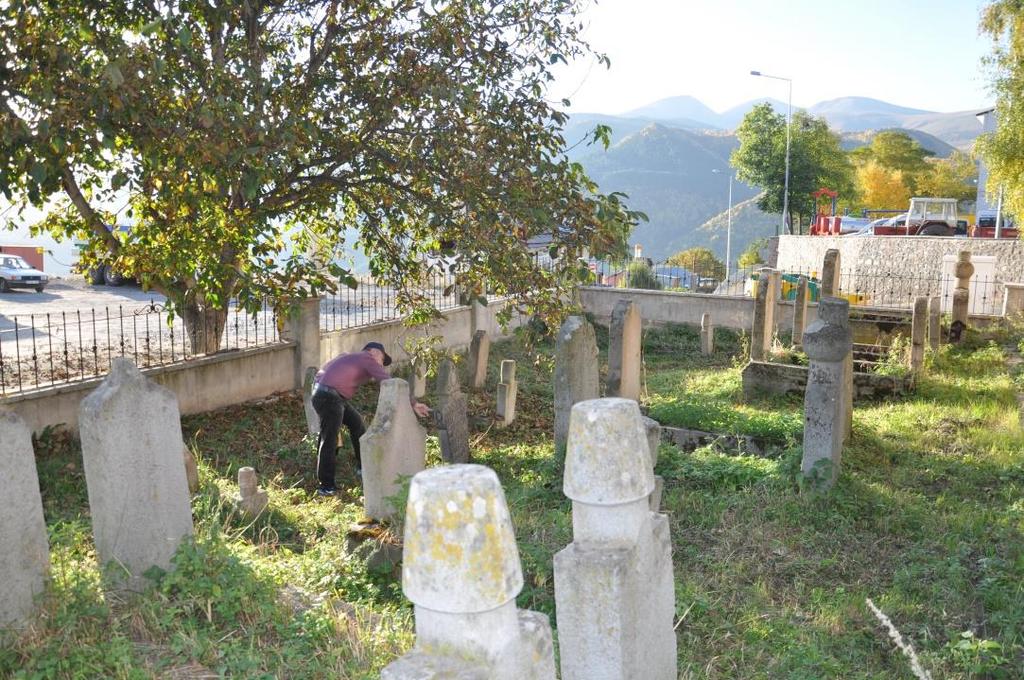 taşı tipolojisiyle, son dönem Osmanlı mezar taşı tipolojisinin farklı ve zengin örneklerini bir arada sunmaktadır.