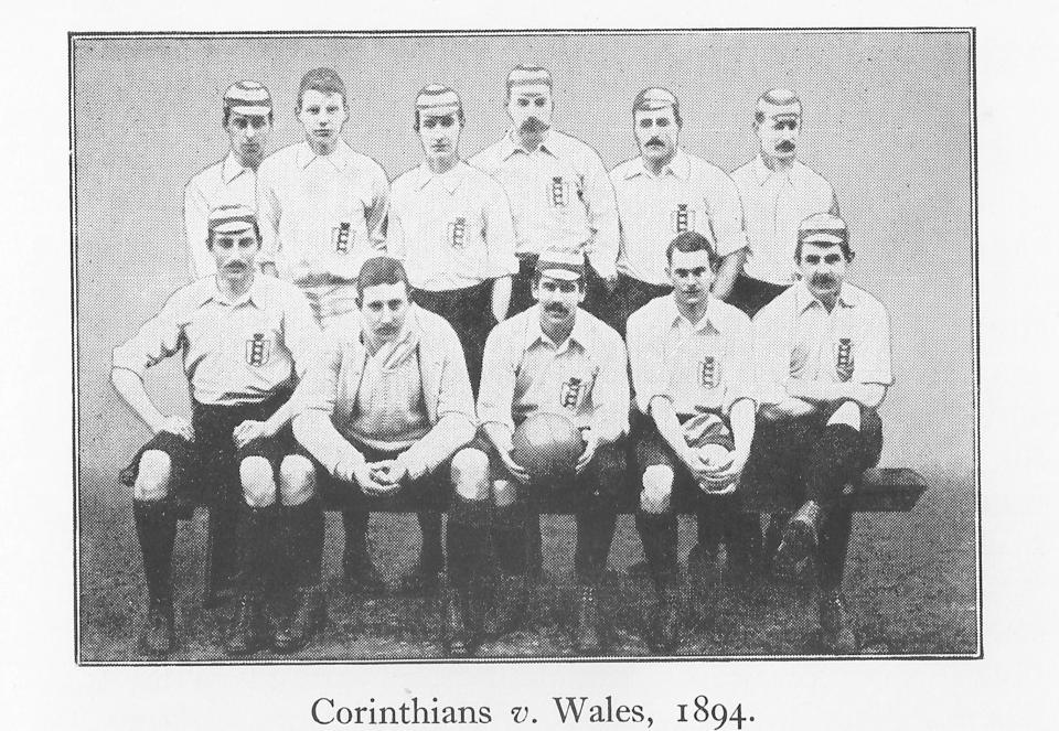 1883-90 yılları arasında İskoçya ya karşı forma giyen oyuncular 88 de 52 Corinthian takımının oyuncularıydı.