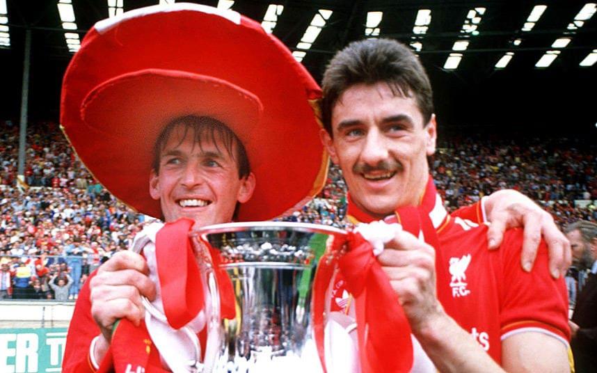 DALGLISH & RUSH ASLA YALNIZ YÜRÜMEDİLER ÖZNUR DURUKAN Futbolu aynı kaynaktan doğup aynı denize dökülen iki farklı akarsu kolu olarak hayal ettiğimizde bir kolunun adını skor diğerinin adını güzel