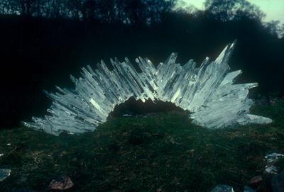 Resim 3.1. Andy Goldsworty, İsimsiz, 1982, Buz Sanatçı yeni bir yaratım sürecine başlamadan önce doğanın ona verebileceklerine, sunduklarına bakmaktadır.