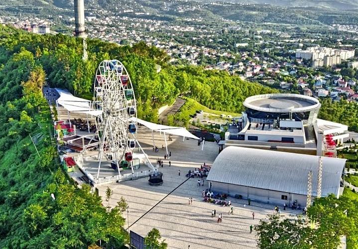 Burada, ek ödeme yaparak Büyük Almatı Wheel'in keyfini çıkarabilir ve harika fotoğraflar çekebilirsiniz.