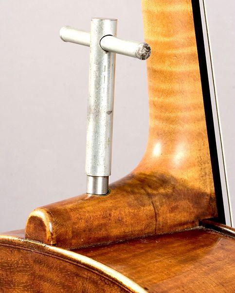 yaklaşık 15 derece dışa doğru eğik olması gerekirken Stradivari nin değiştirilen