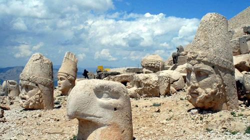 Ülkemizin önemli milli parklarından biri ve dünyanın 8. harikası olan Nemrut Dağı, UNESCO tarafından Dünya Kültür Mirası ilan edilmiştir.