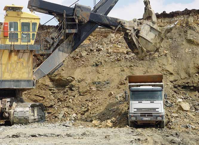 Şekil 1. Yerkazar kepçesi ve kamyon kapasitesi uyumsuzluğu (Özdoğan 2006) Yerkazı aracının çalışma boyutlarının ocağa uygunluğu aracın başarısını etkiler.