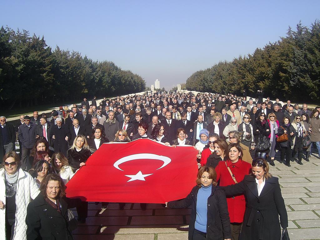 Türkiye nin çeşitli illerinden Ankara da bir araya gelen muhtar heyetleri Anıtkabir e çıktı.