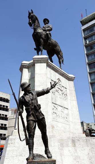 Arka cephede mermi taşıyan kadın figürü, Türk kadınının Kurtuluş Savaşındaki kahramanlığının simgesidir. En üstte ise Atatürk Başkumandanlık kıyafeti ile at üstünde tasvir edilmiştir.