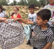 Götürülen çantalara ayrıca çocukların ihtiyacı olan kalem, silgi, defter gibi çeşitli kırtasiye malzemeleri de eklenmişti.