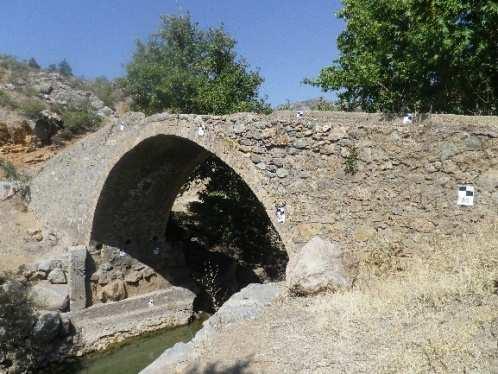 Bu işlemden sonra köprünün etrafını çevreleyecek şekilde yüzey üzerinde detay noktalarını ölçmek amacıyla kapalı poligon güzergâhı tesis edilmiştir (Şekil 7).