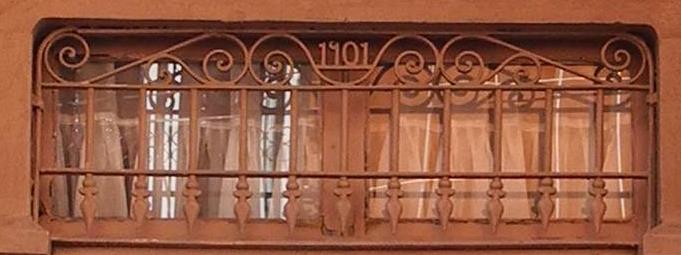 pencerelerinin metal korkuluklarında da inşa tarihi yer almaktadır. "S" ve "C" kıvrımlarıyla meydana getirilmiş benzer süslemelere sahip korkuluk örneklerine ise 19. yüzyıl sonları ile 20.