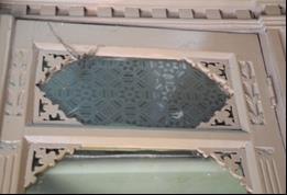Dolapların alt sırasındaki geniş camların şeffaf camla, üst sıradaki yatay dikdörtgen şekilli ve dar olanları ise bitkisel ve geometrik motiflerle süslü camlarla kapatılmıştır (Res.27, Şek.1). Res.