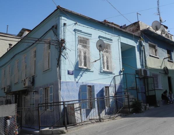 İzmir Hilal Semti Geleneksel Konut Dokusunda Cephe Tasarımı ve Süsleme Res.2-1215 Sokak No.30'daki konutun görünüşü.