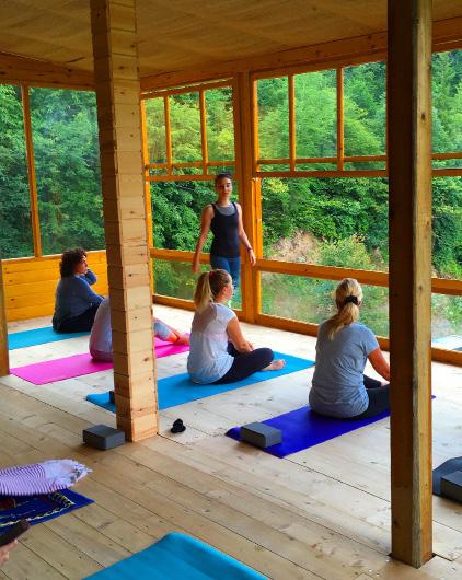 Maçahel'de Muhteşem Vadiye Bakan Yoga Stüdyomuzdan Bir Kare Bu Kamp Kimler için? Çok aldığım bir soruyu baştan yanıtlayayım. Kısa ve net olarak: bu kamp herkes için!