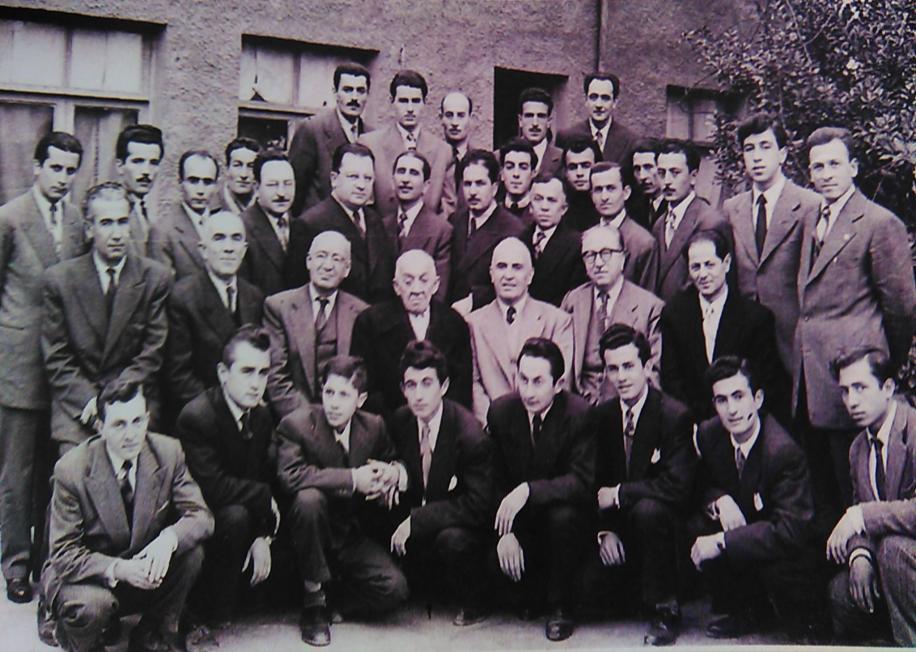 Özbakır, 1954 yılında yeniden kurulan Amasya Mûsikî Cemiyeti nde Ġsmail Acardağ ve Saadettin Sünbül gibi hocaların oluģturduğu Türk Müziği korolarında sazı ve sesiyle müzik icralarında bulunmuģtur.
