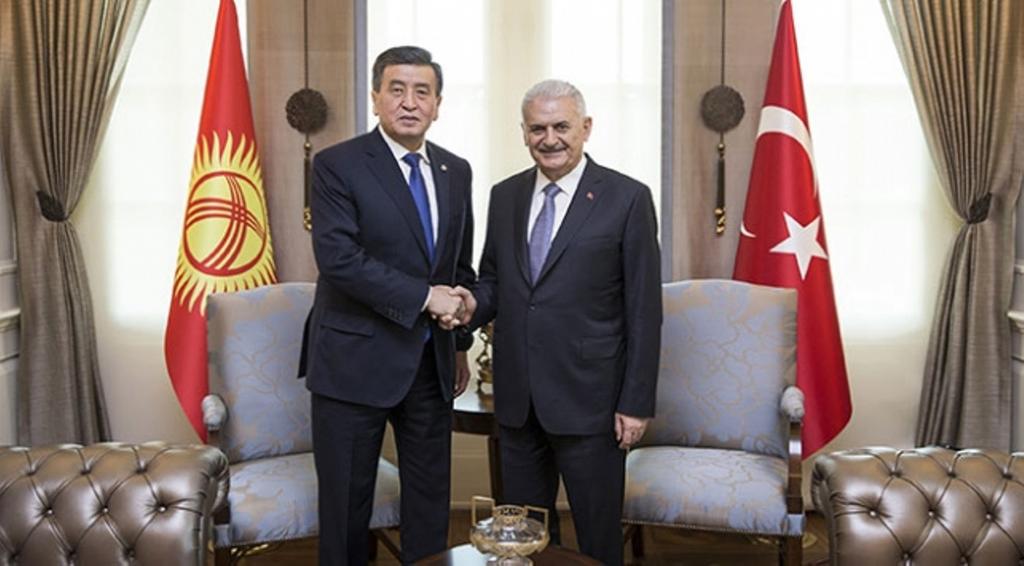 CUMHURBAŞKANI CEENBEKOV UN DİĞER RESMİ GÖRÜŞMELERİ Resmi ziyaret kapsamında Ankara da bulunan Cumhurbaşkanı Ceenbekov, Türkiye Cumhuriyeti Başbakanı Binali Yıldırım ile de bir görüşme gerçekleştirdi.