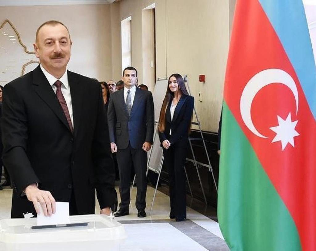 AZERBAYCAN DA CUMHURBAŞKANLIĞI SEÇİMLERİ YAPILDI Azerbaycan da yapılan cumhurbaşkanlığı seçimlerini resmi olmayan ilk sonuçlara göre yüzde 86,09 oyla mevcut Cumhurbaşkanı İlham Aliyev kazandı.