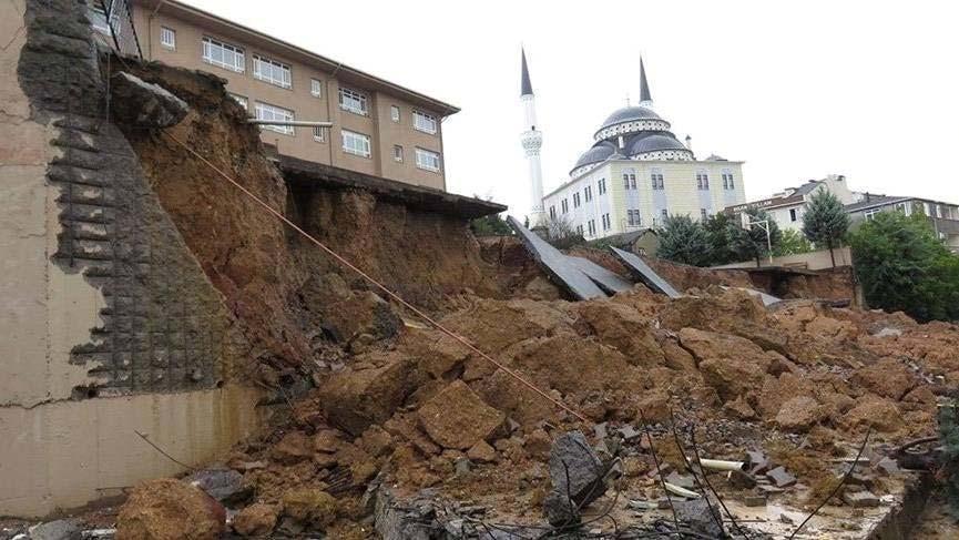 Fotoğraf 7: Yıkılan Bahçe Duvarı ve Mandıra Caddesine Akan