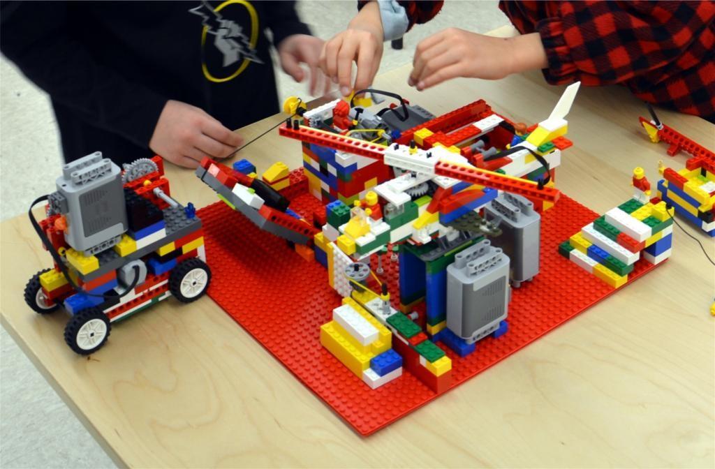 Kulüp Öğretmeni: Ayşe KÜÇÜKYILDIZ Lego tasarımına ilgi duymak Proje çalışmasına yatkın