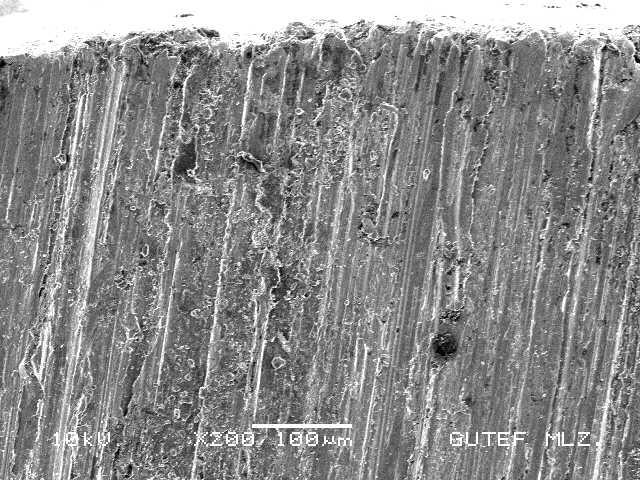 147 Şekil 8.102. Borlanmamış Hardox 400 çeliğinin 80 mesh Al 2 O 3 zımparada 30 N yük altında aşınmış kenar yüzeyinin X 200 büyütmeli görüntüsü. Şekil 8.97 den 8.