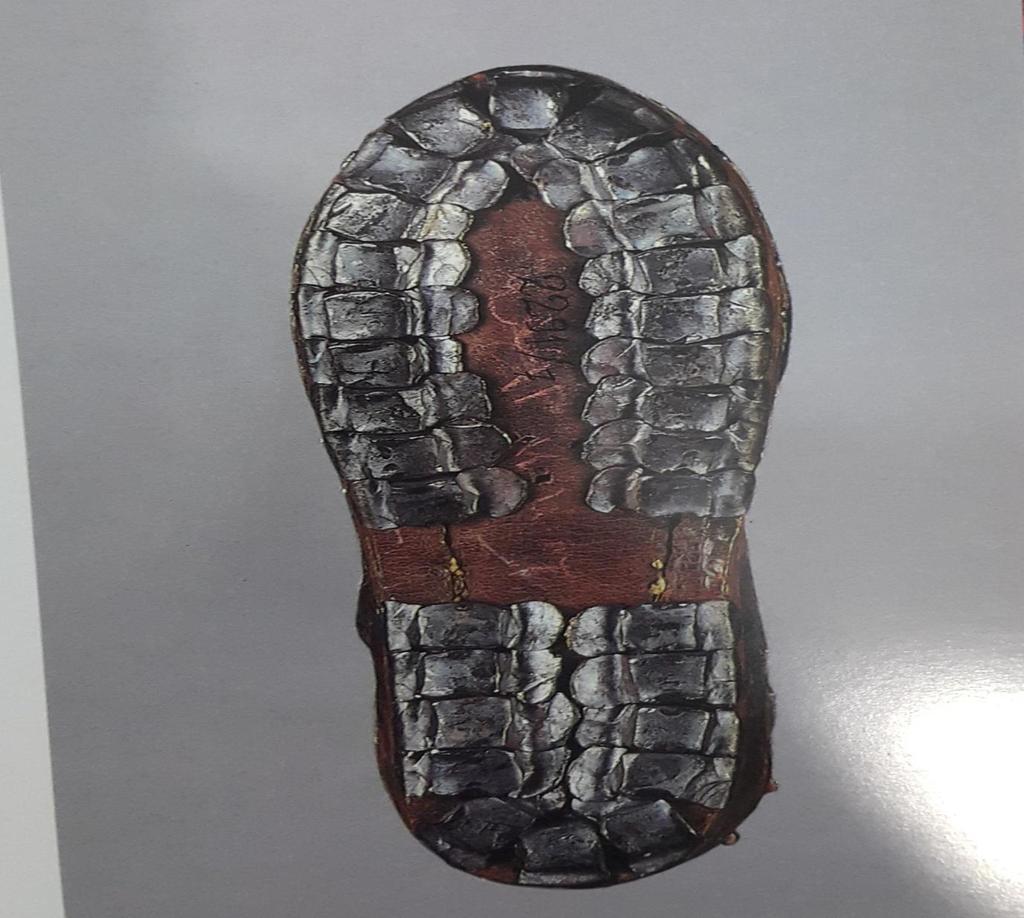 124 6.1.3 AYAĞA GİYİLENLER Çangar Çizmesi Çangar çizmeleri dizin altına kadar uzanan ve diz kısmından yaklaşık bir metre iplikten üst kısmı bağlanarak kullanılırdı.