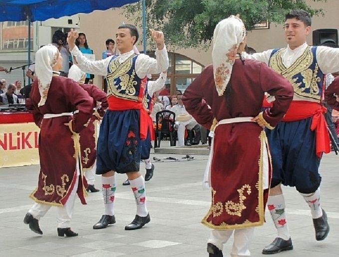 16 4.2 KARŞILAMALAR Şekil 2: Kuzey Kıbrıs Karşılama Oyunundan Bir Görüntü Kuzey Kıbrıs halkdanslarında karşılama olan oyun türü adından da çağrıştırdığı gibi şahısların karşılıklı oynadığı oyun