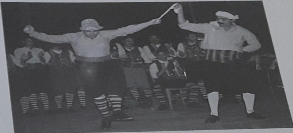 18 4.3 SİRTOLAR Şekil 3: Kanol, Kani Kıbrıs Halkdanslarının Yakın Geçmişi Kuzey Kıbrıs genelinde en çok oynanan ve sevilen oyun türü olan sirtolar genelde solo nitelikte oynanan bir oyun türüdür.