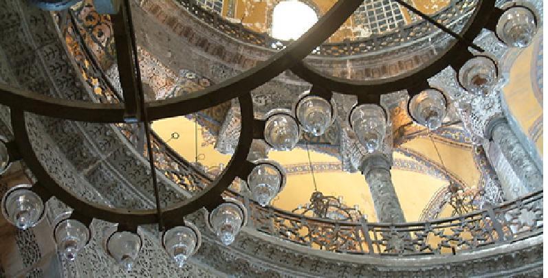 Osmanlı Camileri nde genellikle kubbeden sarkıtılan avizeler veya eş merkezli demir dairesel elemanlar üzerine yerleştirilmiş cam kandiller kullanılmaktadır.