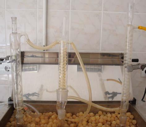 63 Şekil 2.6. Geri soğutuculara bağlanarak, sıcaklığı ayarlanabilen su banyosuna yerleştirilmiş cam balonlar Su banyosunun sıcaklığı 65 C ye ayarlanarak kaynama sıcaklığı 64,5 C olan metanolün