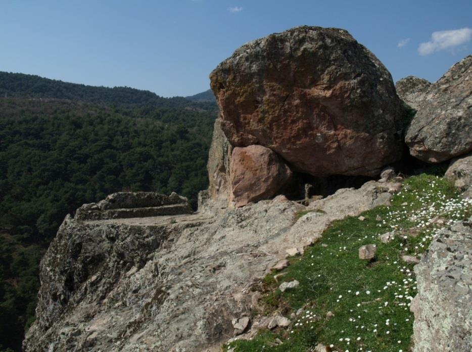 2.1.1. BERGAMA: ÇOK KATMANLI KENT 5 Kozak yolu kenarında bulunan Su Kemerleri ile birlikte Kale Tepesi ni (Acropolis), Kale Mahallesini, Kızıl Avlu ve çevresini, Selinos ile Arasta bölgesini ve