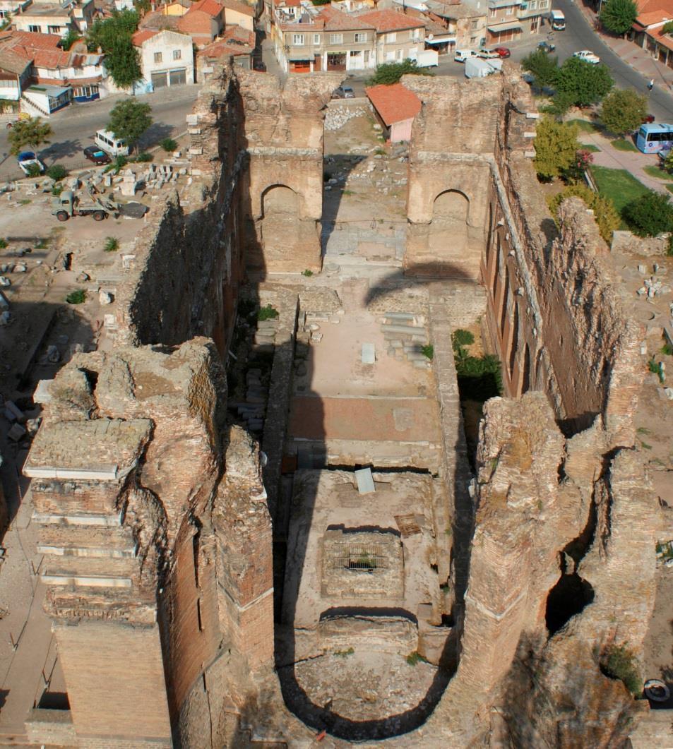 Foto. 24: Kızıl Avlu içine inşa edilen kilisenin temelleri. Bu dönemde yine Pergamon Akropolüne ve Asklepieion a da birçok kilise inşa edilir.