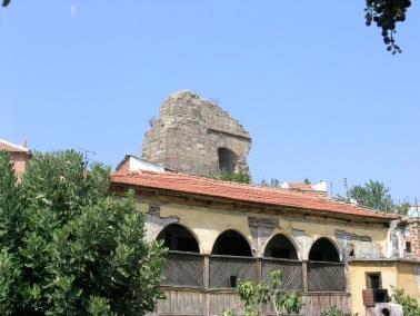 Foto. 26: Osmanlı Dönemi Hamamı (Detay) Tam olarak yapım yılı bilinmeyen Selçuklu Minaresi, Bergama da sırlı tuğla ile süslenmiş tek yapı olması bakımından, büyük önem taşımaktadır.