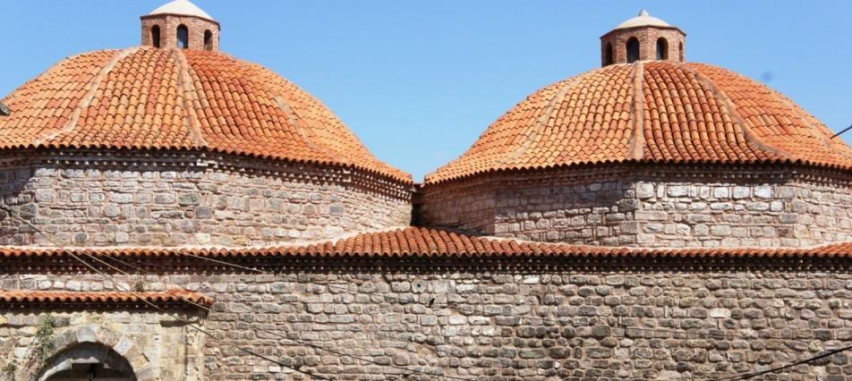 yüzyıl ortalarına tarihlenen Kurşunlu Camii, kare plânlı kübik gövdeli olup kubbeye geçişte Türk üçgenleri görülmektedir. Aynı plânın 16.