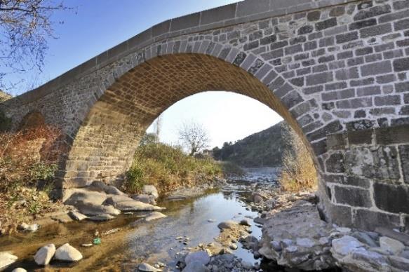 Kale Tepesi ile güneyinde yer alan mahaleller arasındaki erişim antik dönemden günümüze değin Selinos Deresi üzerindeki köprüler ile sağlanmıştır.