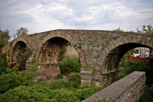 Foto. 31: Osmanlı arastasından bir görüntü (2015-Pabuççular Arastası) Foto. 32: Bergama kültürel peyzajı içinde kalan Selinos deresi ve üzerindeki köprülerden örnekler (Tabaklar Köprüsü) Foto.