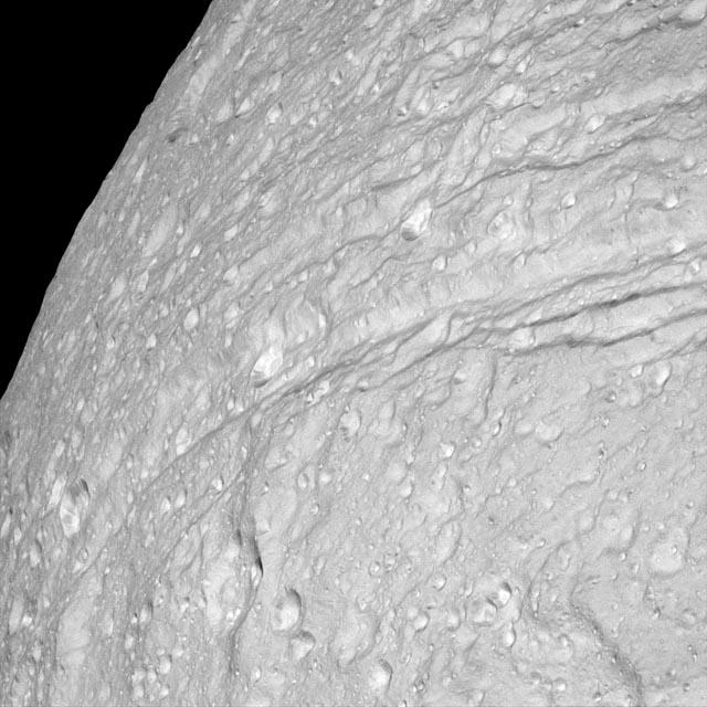 Cassini tarafından alınan Ithaca Chasma nın güneye uzanan tarafı.