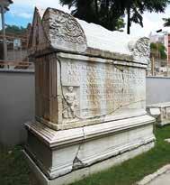 Tekirdağ Müzesi nde sergilenen anıt mezar Arkeolojik Küçük Eserler Salonu Tarih öncesi çağlardan Bizans dönemine kadar olan süre içinde yapılmış olan eserlerden pişmiş