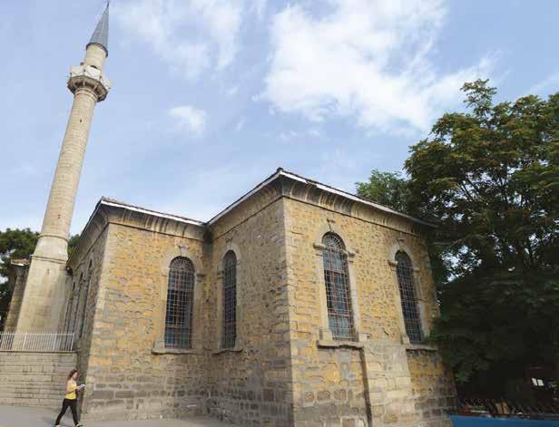 Orta Cami Eski Cami ile Rüstem Paşa Camisi arasında kaldığı için Orta Cami adını almıştır.