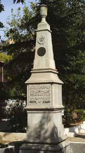 587 denizcimizin hayatına kaybettiği Ertuğrul Fırkateyni nden almıştır. Hürriyet Abidesi Eski Belediye Binasının bahçesinde yer alan anıt, 2.