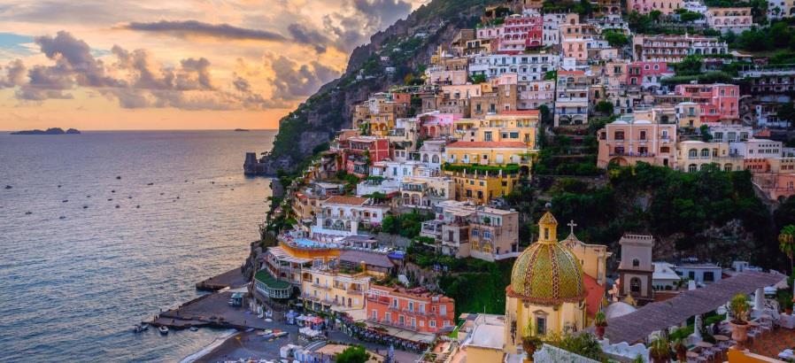 Benzersiz kıyıları, beyaz ve pastel renkli evleri, birbirinden güzel sokakları ve eşsiz manzarası ile Positano yu unutamayacaksınız. Positano dan sonra ki rotamız Amalfi & Ravello.