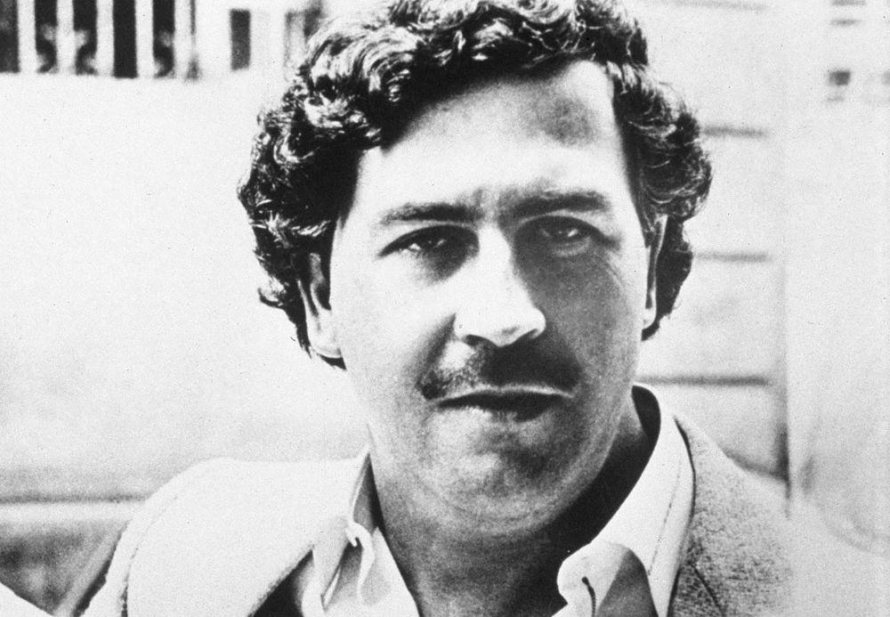 Küçük hırsızlıklarla suç dünyasına giriş yapan Pablo Escobar, uyuşturucu baronluğu sayesinde inanılmaz bir servete ulaştı.