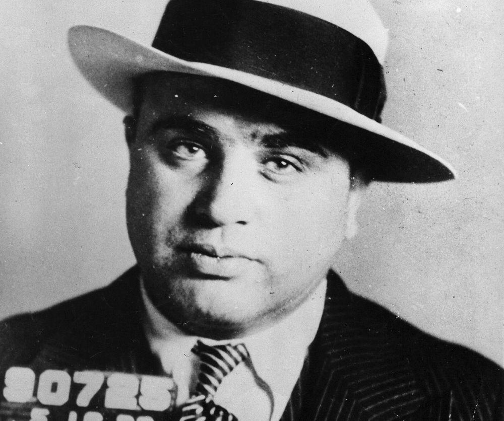 Servetinin çoğunu kaçakçılıktan kazanan Al Capone, 20'li yaşlarının ortasında ABD'nin Illinois eyaletinde yer alan Cook County'de hakimiyetini kurmuştu.