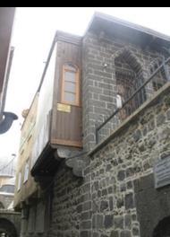 Geleneksel Diyarbakır Evleri Günümüzde Geleneksel Diyarbakır evlerinin sayıları gittikçe azalmaktadır. Bu evler ilin iklim koģulları doğrultusunda ĢekillenmiĢtir.