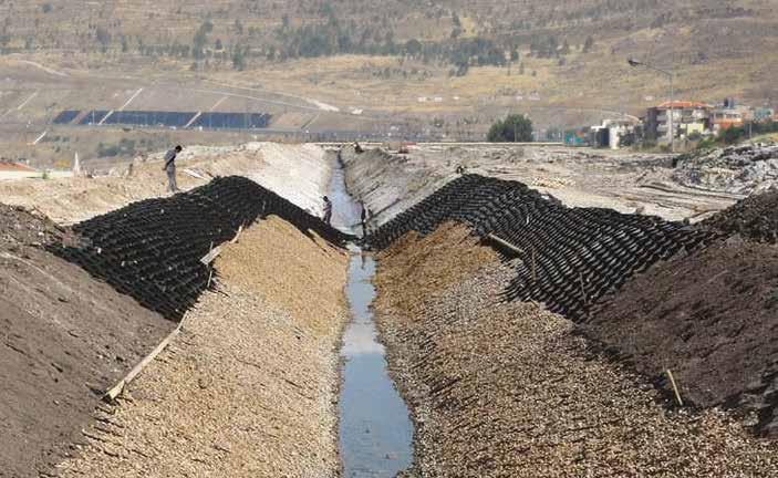 Gölet memba şevine döşenerek uygulanan beton dolgulu hücresel dolgu sistemi geomembran örtü üzerinde koruyucu bir katman oluşturarak geçirimsizlik elemanlarını dış