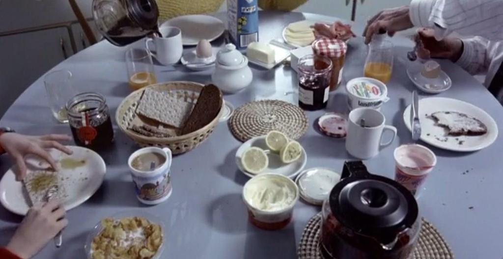 100 Resim 37: Kahvaltı sahnesi Yönetmen bunun yanı sıra sahne aralarına siyah resimler koyarak filmde oluşturmak istediği atmosferi gerçekleştirmek istemektedir denilebilir.