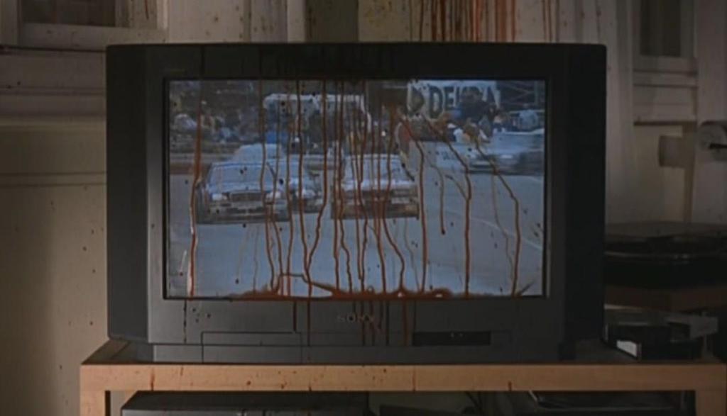 44 eder. Yönetmen bu sahne ile bireylerin ne denli duyarsızlaştığını vurgulamaktadır denilebilir. Kamera üst kattaki televizyonu göstermektedir. Televizyonun ekranı kan ile kaplıdır.