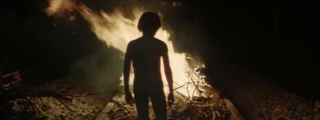 61 Resim 25: Çocuk ateşe atlama sahnesi Haneke filmin başından sonuna kadar izleyiciye olumsuz ve umutsuzluk duygularını kabul ettirse de filmin sonunda bir umut kapısı bırakmıştır.