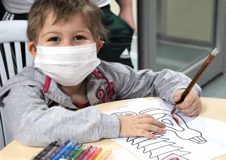 Ödülleri çocuk gülümsemesi SÖYLEŞİ e # Demet ALTUNTAŞ 12 İzmir de bir grup gönüllü her Salı günü Ege Üniversitesi Çocuk Hastanesini, her Çarşamba günü de Behçet Uz Çocuk Hastanesini ziyaret ediyor ve