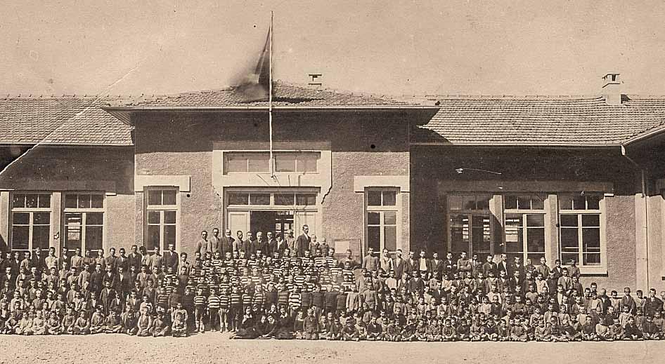 Çarşularda yeni ve vâsi [geniş] yollar açılmışdır. Pek yakın bir atide [gelecekte] Kasaba nın pek şirin bir memleket olacağı hummalı faaliyetten istidlal edilmektedir [anlaşılmaktadır].