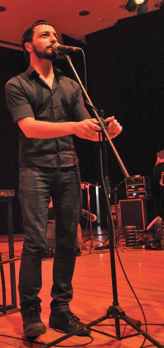 Mehmet Erdem in şehirli akustik müziği KULİS SÖYLEŞİLERİ e Demet ALTUNTAŞ Son yıllarda Türk müziğinde ortaya çıkmış en ilgi çekici seslerden biri olan Mehmet Erdem, Ege Üniversitesi Sanat Tarihi